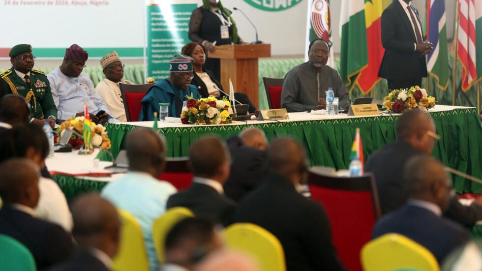 Lors d’une session extraordinaire à Abuja ce samedi 24 février, les dirigeants de la CEDEAO ont décidé de lever immédiatement les sanctions contre le Niger. Omar Tourey, président de la commission de l’organisation, a fait cette annonce. Cette levée de sanctions signifie la réouverture des frontières et de l’espace aérien, le déblocage des transactions financières et bancaires, la fin du blocus énergétique et la reprise des vols commerciaux au départ et à destination du Niger. Ces sanctions avaient été imposées à Niamey après le renversement du président élu Mohamed Bazoum par le Conseil national pour la sauvegarde de la patrie, un organe militaire, le 26 juillet 2023.