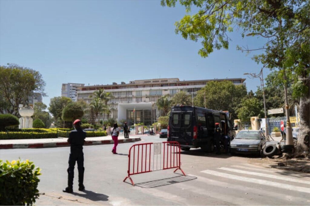 Sénégal : l’Assemblée nationale ratifie le report de la présidentielle.