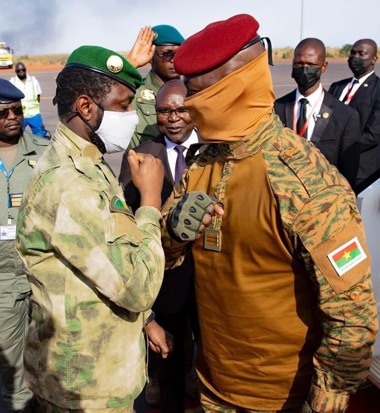 Le colonel Assimi Goïta, président de la transition au Mali, a rencontré le capitaine Ibrahim Traoré, leader du Burkina Faso, à Ouagadougou pour discuter de sécurité, de coopération et de souveraineté. Les discussions ont souligné l’importance de la lutte contre le terrorisme et le renforcement de la coopération régionale entre les membres de l'Alliance des États du Sahel (AES). Cette rencontre marque un pas important vers la stabilisation de la région et la promotion du développement durable.