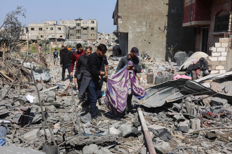 La fin de la trêve entre Israël et le Hamas a relancé les hostilités à Gaza. Israël intensifie ses frappes, tandis que le Hamas riposte par des tirs de roquettes. L’échec des négociations pour prolonger l’accalmie aggrave la crise humanitaire, avec des hôpitaux débordés et des civils pris au piège. Cette reprise des combats ravive aussi les tensions régionales, menaçant une escalade plus large. L’impasse diplomatique laisse peu d’espoir pour un cessez-le-feu durable.