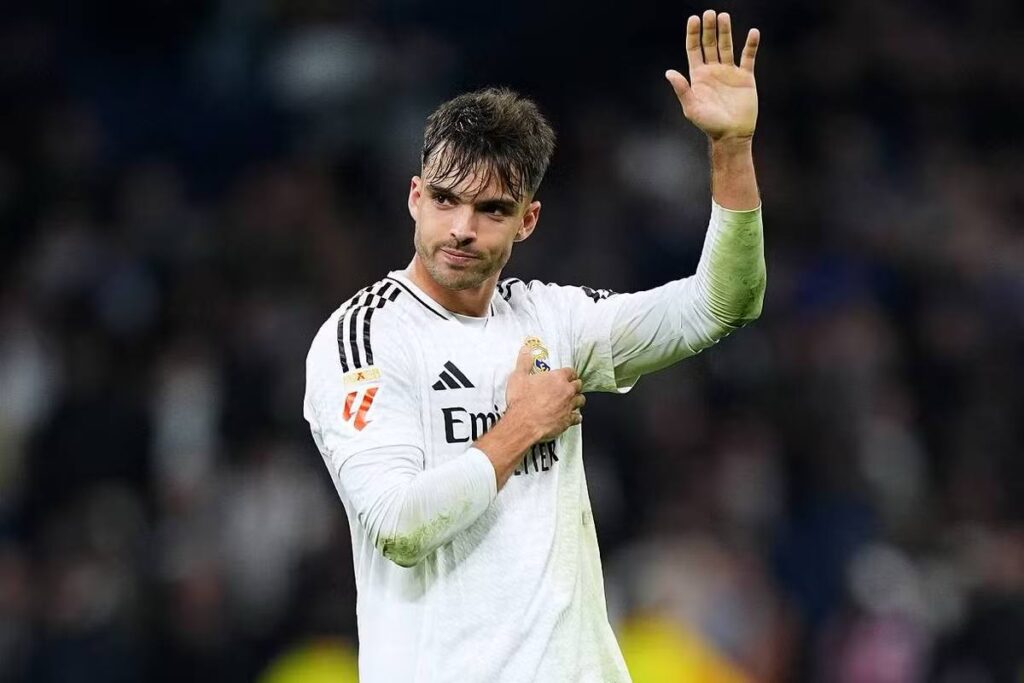 Le défenseur central de 22 ans, Raúl Asencio, a été sélectionné par Luis de la Fuente pour disputer les quarts de finale de la Ligue des nations avec la sélection espagnole. Retour sur le parcours atypique du joueur du Real Madrid.