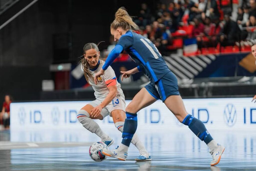 Face à une équipe finlandaise très malicieuse et expérimentée, les Bleues ont encore payé une première période ratée et s'inclinent 2-1. Elles disent adieu à leur rêve de Coupe du monde aux Philippines, malgré une deuxième période bien meilleure.