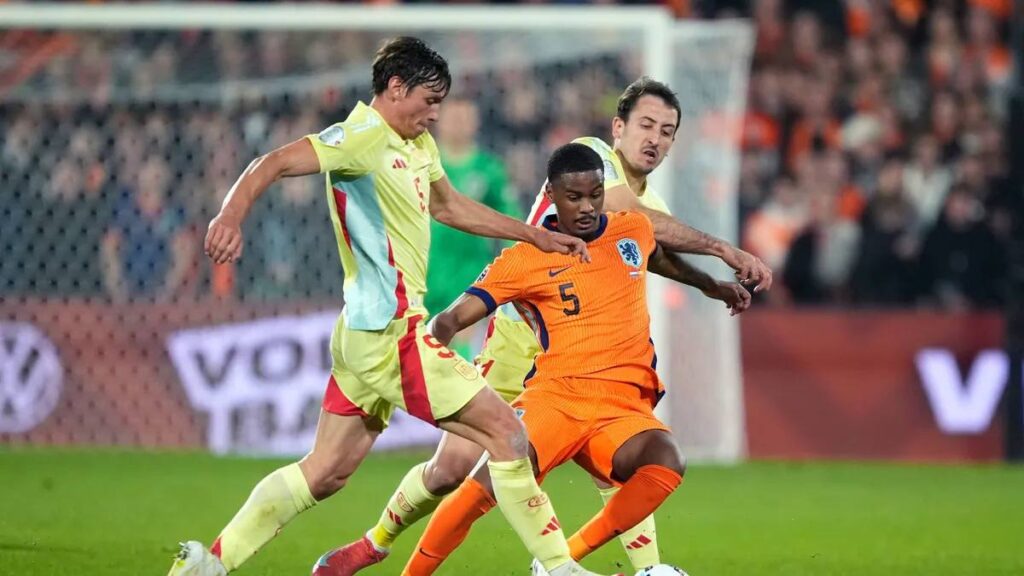 Les Pays-Bas pensaient réussir une belle opération à Rotterdam ce jeudi soir (2-2) en quart de Ligue des Nations. La Roja, tenante du titre et championne d'Europe, a arraché le nul grâce à un but de Mikel Merino dans le temps additionnel. Les deux équipes se quittent dos à dos après une partie très animée. Prometteur avant le retour dimanche à Valence.