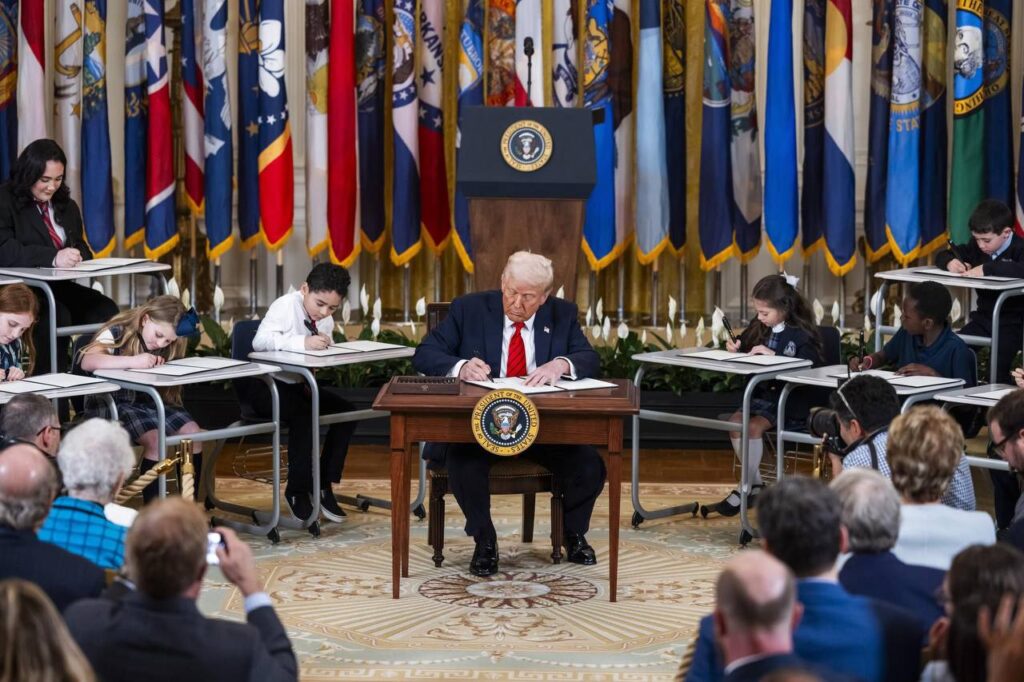L’ancien président américain et candidat à l’élection de 2024, Donald Trump, a signé un décret symbolique visant à « éliminer » le ministère de l’Éducation, lors d’un rassemblement de campagne.