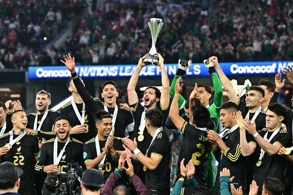 Le Mexique a remporté ce dimanche sa première Ligue des nations de la Concacaf en battant 2-1 le Panama, grâce à un penalty de Raul Jimenez dans le temps additionnel.