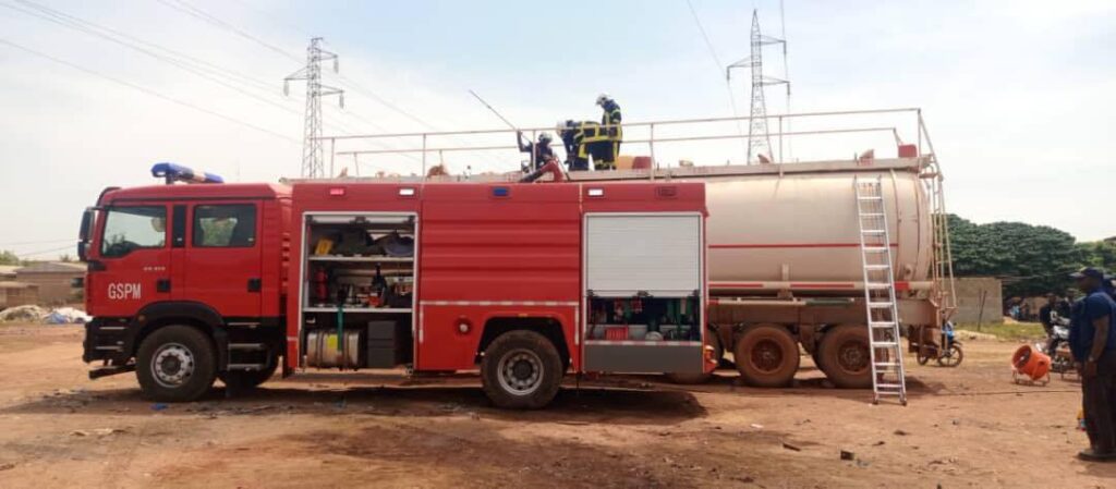 Un drame s’est produit à Korhogo, dans le nord de la Côte d’Ivoire, où un homme a trouvé la mort après être tombé dans une citerne remplie de carburant.