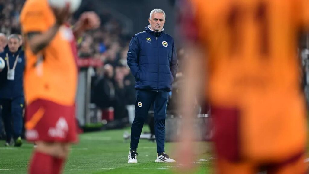 JOSÉ MOURINHO, L'ENTRAÎNEUR DE FENERBAHÇE, ATTRAPE LE NEZ DE BURUK, LE COACH DE GALATASARAY, EN COUPE DE TURQUIE